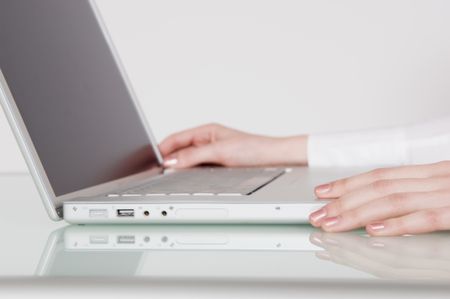 Detail of a woman using a laptop.