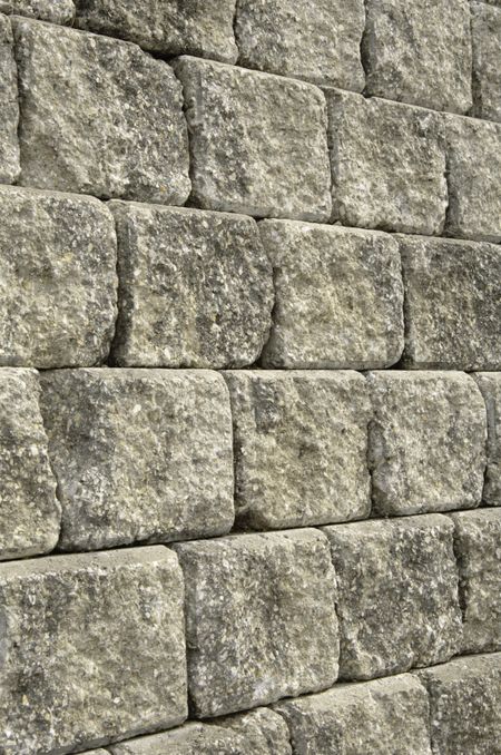Retaining wall of stone blocks